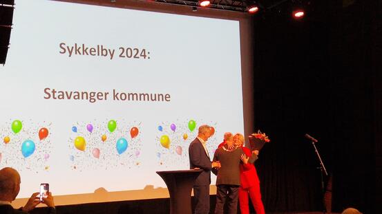 Utmerkelsen som beste sykkelby deles ut til Stavanger kommune ved varaordfører av generalsekretær fra Syklistforeningen, Eline Oftedal.