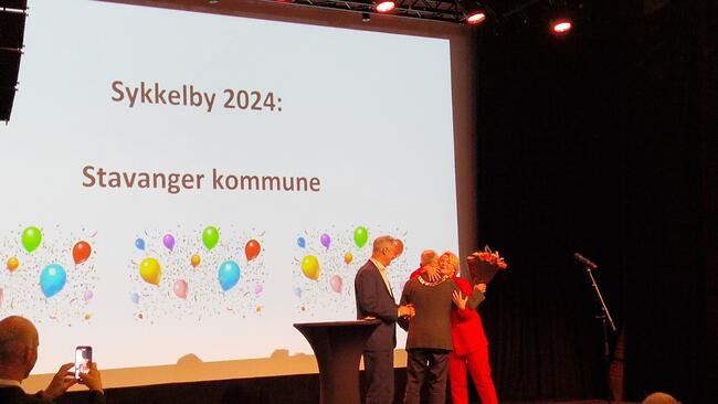 Utmerkelsen som beste sykkelby deles ut til Stavanger kommune ved varaordfører av generalsekretær fra Syklistforeningen, Eline Oftedal.