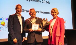 Foto: Syklistforeningen, Samferdselsminister (sykkelminister) Jon-Ivar Nygård delte ut pris for sykkelby 2024 sammen med Eline Oftedal fra Syklistforeningen, til Stavanger kommune ved varaordfører Henrik Halleland