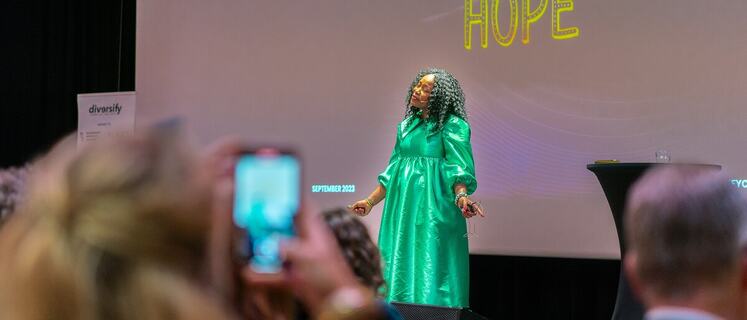Grunnleggeren av Diversify Nordics Summit (DNS), Chisom Udeze, under sin keynote-tale på DNS 2023 (Foto: Anna Komarnicka) Grunnleggeren av Diversify Nordics Summit (DNS), Chisom Udeze, under sin keynote-tale på DNS 2023 (Foto: Anna Komarnicka)