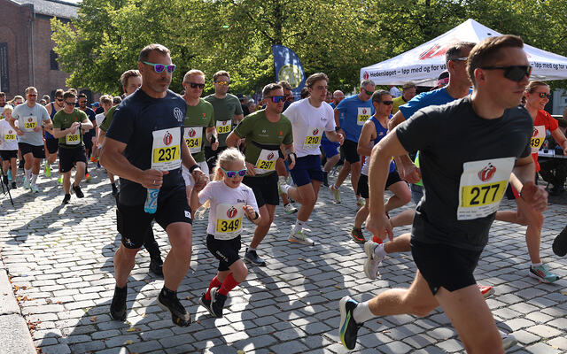 Starten går for på 5 kilometeren, og unge som eldre legger avgårde på brosteinen. (Foto: Tom-Arild Hansen)
