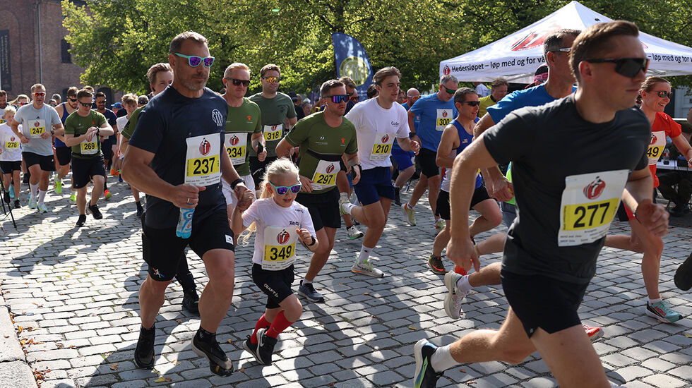 Starten går for på 5 kilometeren, og unge som eldre legger avgårde på brosteinen. (Foto: Tom-Arild Hansen)