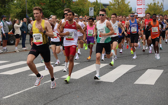 Starten har gått for Drammen halvmaraton, og de raskeste legger avgårde. (Foto: Tom-Arild Hansen)
