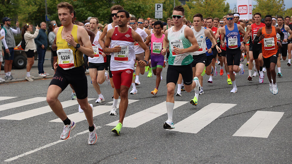 Starten har gått for Drammen halvmaraton, og de raskeste legger avgårde. (Foto: Tom-Arild Hansen)