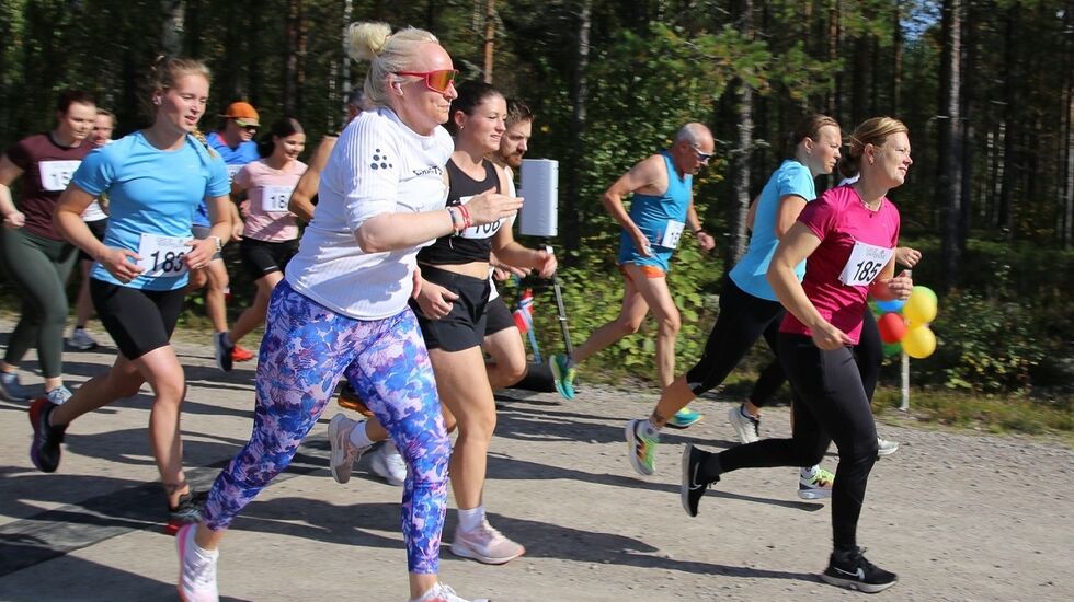 Fra starten på 5,6 km med et stort flertall kvinner. (Foto: Madeleine Berg)