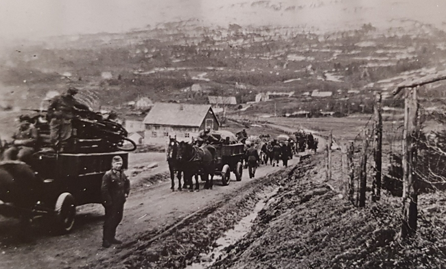 Tyskerne forlater Mestervik. Bildet er tatt av Halfdan Hole etter frigjøringa i 1945, og tilhører Balsfjord og Malangen historielag.