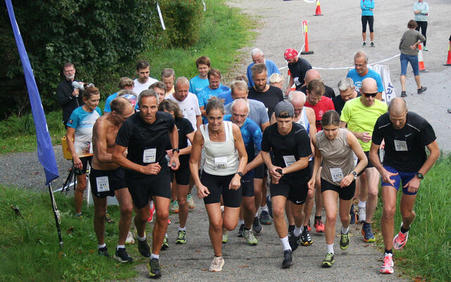 Her ser vi fellesstarten for de som skal løpe 3,5 km. De fleste velger å løpe individuelt uten tidtaking. (Foto: Sverre Larsen)
