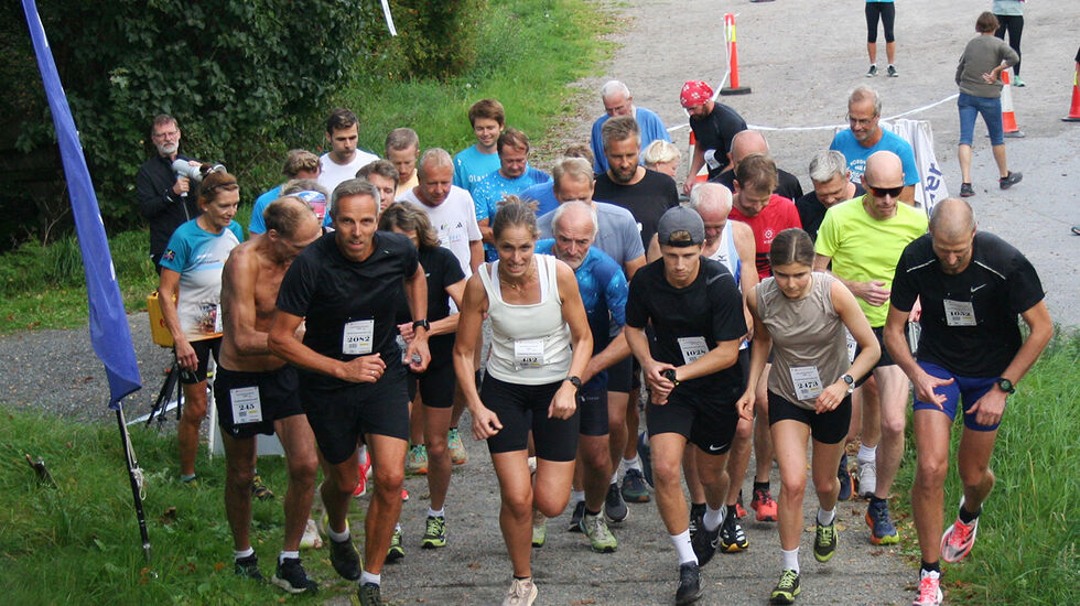 Her ser vi fellesstarten for de som skal løpe 3,5 km. De fleste velger å løpe individuelt uten tidtaking. (Foto: Sverre Larsen) 