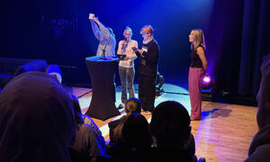 Ungdommer på scenen som konferansierer