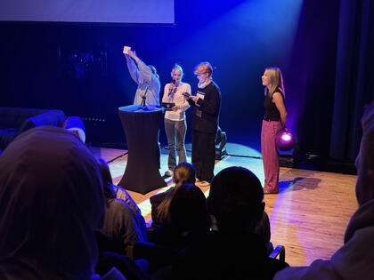Ungdommer på scenen som konferansierer