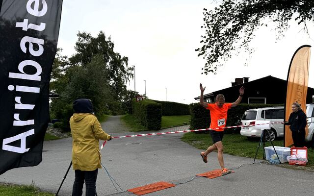 Jo Reistad i mål ved Hol barnehage som vinner av Arribatec-mila på 38 blank. (Foto: Arrangøren)