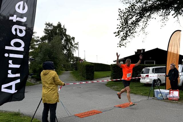 Jo Reistad i mål ved Hol barnehage som vinner av Arribatec-mila på 38 blankl. (Foto: Karoline Borgen/Innlandet Bedriftsidrettskrets)