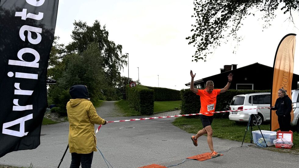 Jo Reistad i mål ved Hol barnehage som vinner av Arribatec-mila på 38 blank. (Foto: Arrangøren)