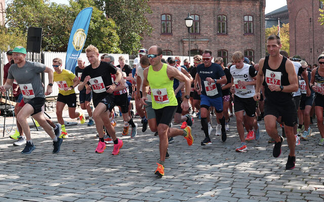 Hedersløpet 2024 ble arrangert i strålende sommervær lørdag 7. september. Her går starten på 10 km. (Foto: Tom-Arild Hansen)