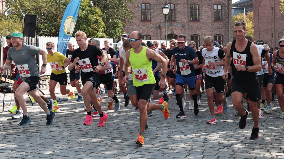 Hedersløpet 2024 ble arrangert i strålende sommervær lørdag 7. september. Her går starten på 10 km. (Foto: Tom-Arild Hansen)