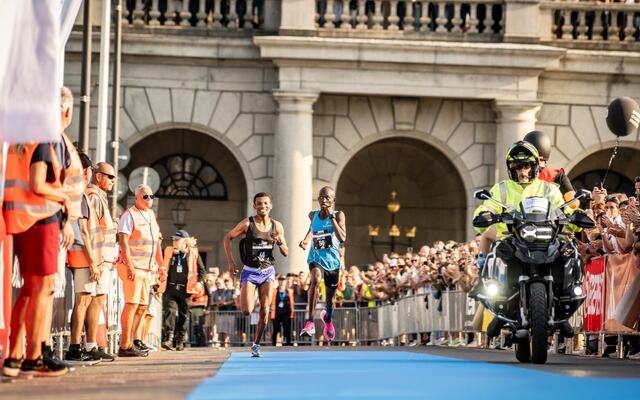 Ebba Tulu Chala (til venstre) vinner Stockholm Halvmarathon 2024 foran Oscar Niyonzima. (Foto fra løpets facebookside)