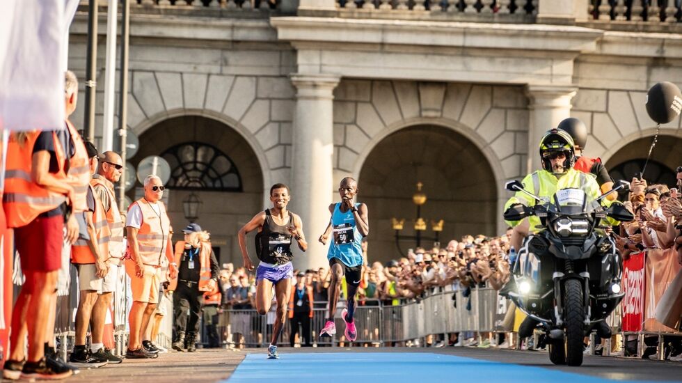 Ebba Tulu Chala (til venstre) vinner Stockholm Halvmarathon 2024 foran Oscar Niyonzima. (Foto fra løpets facebookside)