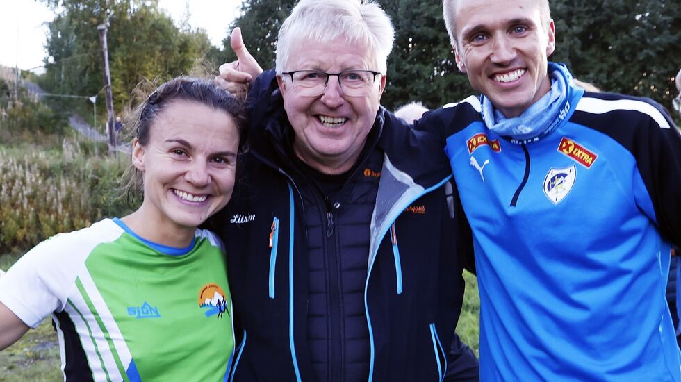 Ragnhild Haukåen og Elmer Mulleri Skalle var raskest under fellesstarten i Tverrløpet onsdag kveld, det tiende og siste løpet i årets Sørdalskarusell. Her sammen med en fornøyd Finn Olsen, som har vært primus motor i denne karusellen siden starten i 1982.