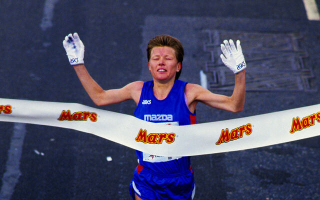 London-legende: Ingrid Kristiansen vant London Marathon fire ganger og satte verdensrekord de med 2.21.06 i 1985. Her ser vi henne løpe inn til sin tredje seier i 1987. (Foto: Mark Shearman)