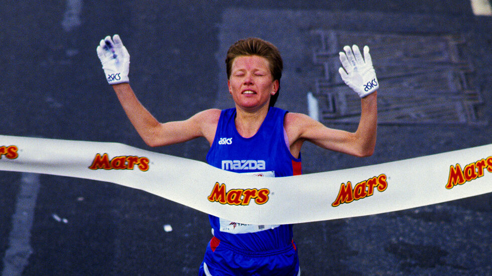 London-legende: Ingrid Kristiansen vant London Marathon fire ganger og satte verdensrekord de med 2.21.06 i 1985. Her ser vi henne løpe inn til sin tredje seier i 1987. (Foto: Mark Shearman)