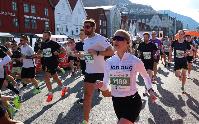 Det er igjen klart for et milløp i Bergen sentrum, men dette bildet er fra Bergen City Maraton i april. BCM Milen går ikke langs bryggen. (Foto: Arne Dag Myking)