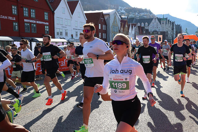 Det er igjen klart for et milløp i Bergen sentrum, men dette bildet er fra Bergen City Maraton i april. BCM Milen går ikke langs bryggen. (Foto: Arne Dag Myking)
