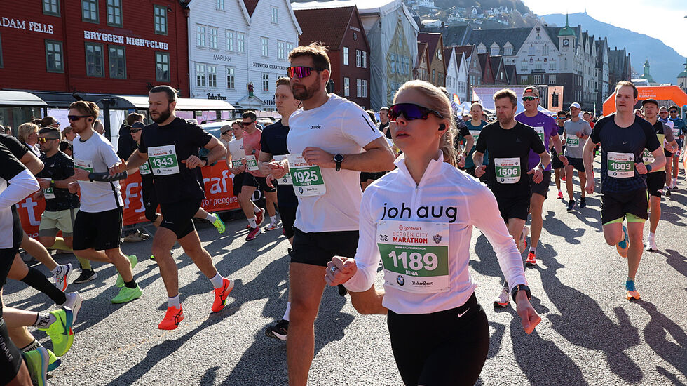 Det er igjen klart for et milløp i Bergen sentrum, men dette bildet er fra Bergen City Maraton i april. BCM Milen går ikke langs bryggen. (Foto: Arne Dag Myking)