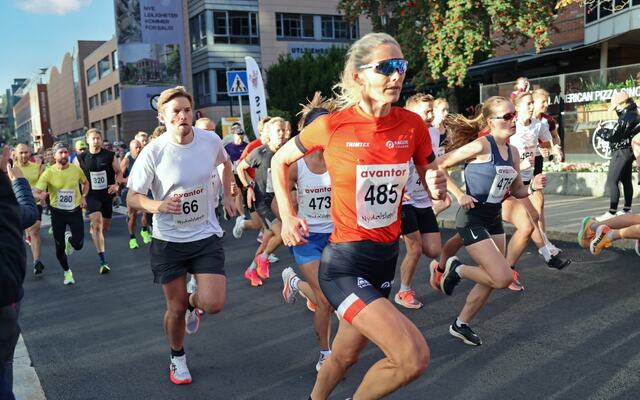 Starten går for aktiv-klassen på 5 km under Nydalsløpet 2024. (Foto: Tom-Arild Hansen)
