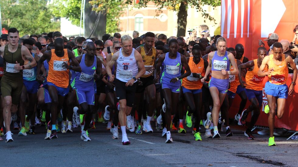 Fra starten på CPH Half i 2024 med de to norske forgrunnsfigurene, Jakob Asserson Ingebrigtsen og Karoline Bjerkeli Grøvdal på hver sin side av feltet. (Foto: Einar Søndeland)