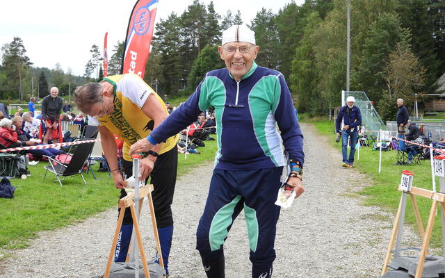 Arne Kjell Foldvik fra Nidarøst OK i mål på mellomdistansen i klasse H90. (Foto: Stein Arne Negård)