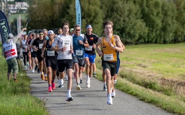 Starten går for 10-kilometerløperne. Tord Ulset (2091) mener alvor fra første stund. (Foto: Samuel Hafsahl)