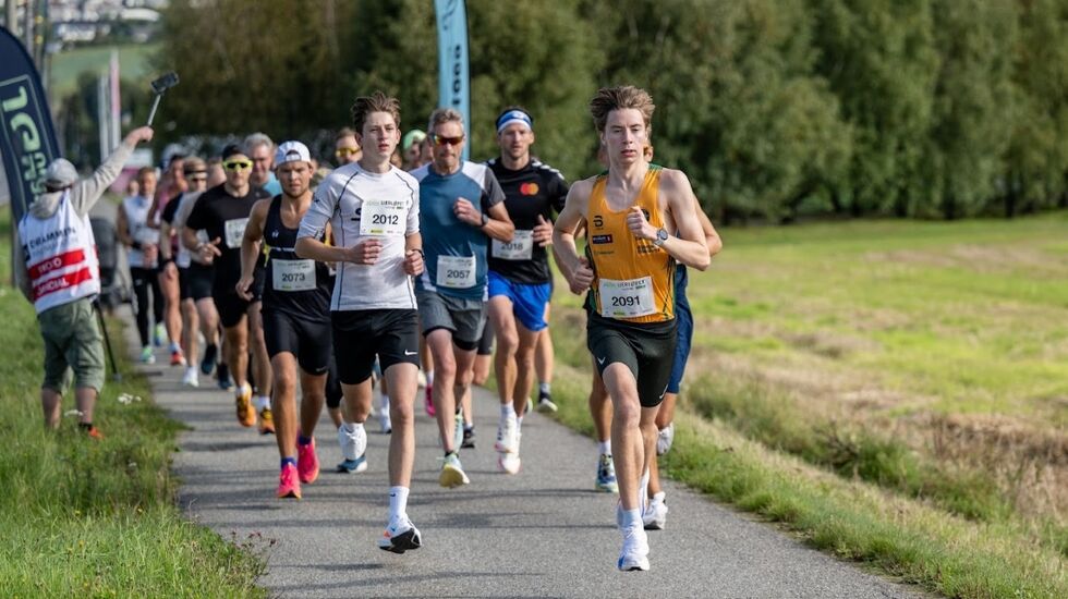 Starten går for 10-kilometerløperne. Tord Ulset (2091) mener alvor fra første stund. (Foto: Samuel Hafsahl)