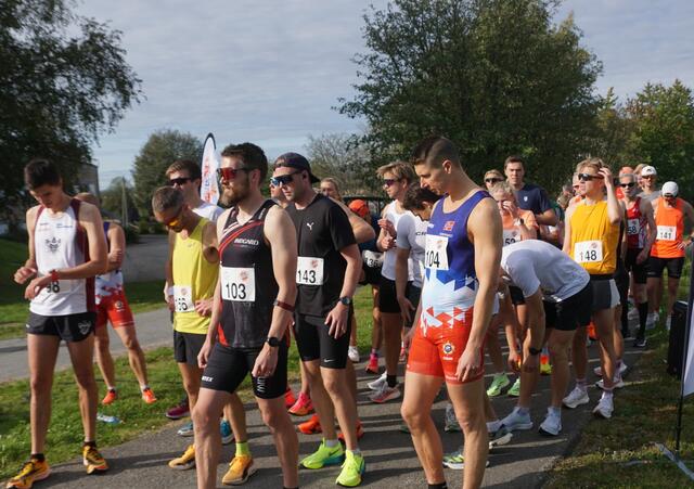 22 løpere stod er klare for 5 km, 27 for 10 km og 19 for halvmaraton denne søndag formiddagen på Eidsvoll. (Foto: Bjørn Saksberg/Perseløpet)