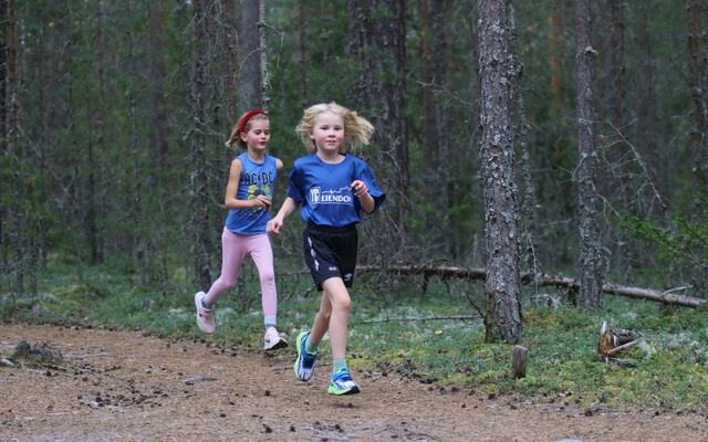 Elverumtrimmen er mest poulært blant de yngste, her representert ved to faste faste deltakere i høstens første løp. (Foto: Rolf Bakken)