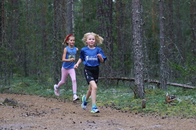 Elverumtrimmen er mest poulært blant de yngste, her representert ved to faste  faste deltakere i høstens første løp. (Foto: Rolf Bakken)