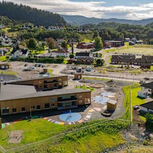 Dronebilde av Flå barnehage avdeling Holteflata