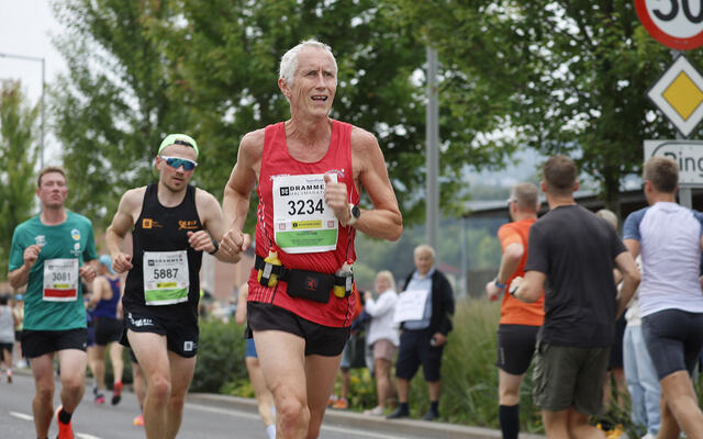 Alf B. Dahl under Drammen halvmaraton. (Foto: @rundrm.no / Samuel Hafsahl)