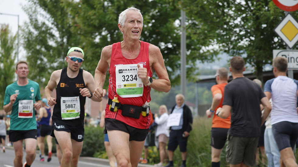 Alf B. Dahl under Drammen halvmaraton. (Foto: @rundrm.no / Samuel Hafsahl)