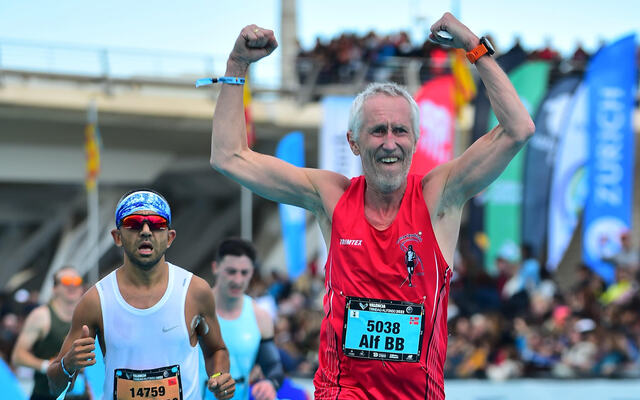 Alf B. Dahl på vei i mål under Valencia marathon 2022. (Foto: Marathon-Photos)