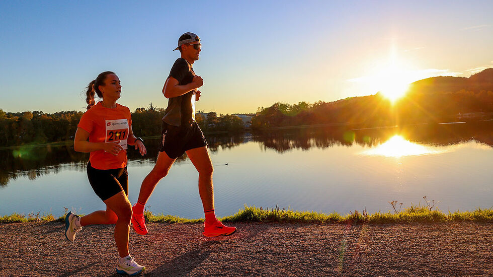 Det var fine og sommerlige forhold for løperne rundt Liavatnet denne gangen. (Alle foto: Arne Dag Myking)