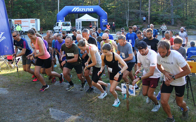 Løperne som deltok i fellesstarten for kortløypa på 3,9 km, starta klokkene sine og la av gårde. (Foto: Sverre Larsen)