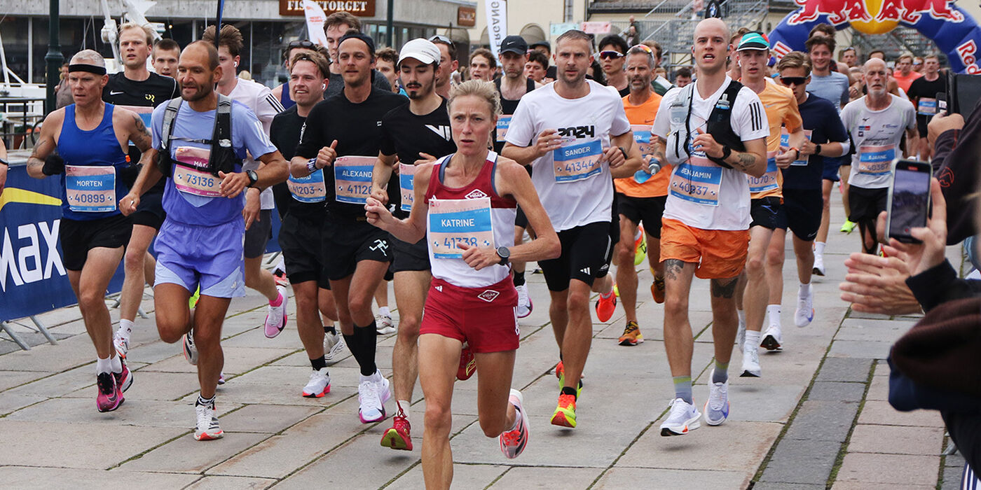 3-timersgruppa passerer på Rådhusplassen. Det var fantastisk liv både i og utenfor løypa. Her med Katrine Rolid, som ble nummer tre. (Foto: Runar Gilberg)