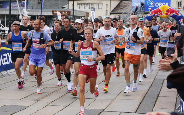 3-timersgruppa passerer på Rådhusplassen. Det var fantastisk liv både i og utenfor løypa. Her med Katrine Rolid, som da lå på andreplass i kvinneklassen. (Foto: Runar Gilberg)