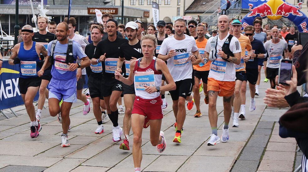 3-timersgruppa passerer på Rådhusplassen. Det var fantastisk liv både i og utenfor løypa. Her med Katrine Rolid, som da lå på andreplass i kvinneklassen. (Foto: Runar Gilberg)