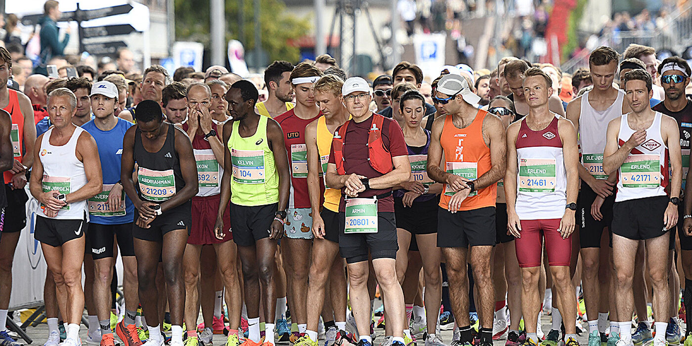 Halvmaratonløpet er i gang, og pulje nummer 1 legger i vei. Nesten 11000 løpere deltok på distansen. (Foto: Bjørn Johannessen)