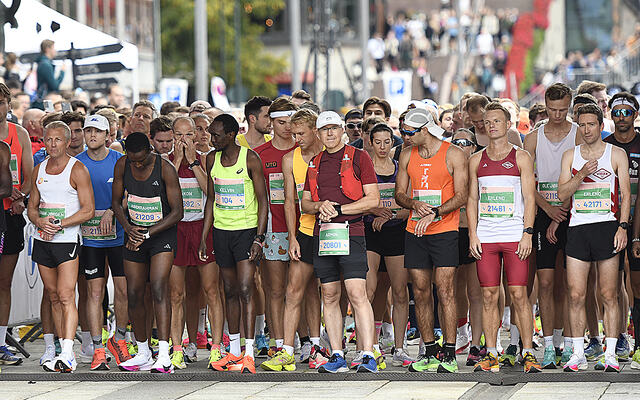 Halvmaratonløpet er i gang, og pulje nummer 1 legger i vei. Nesten 11000 løpere deltok på distansen. (Foto: Bjørn Johannessen)