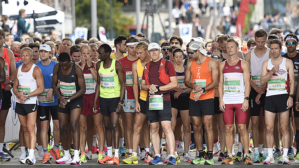 Halvmaratonløpet er i gang, og pulje nummer 1 legger i vei. Nesten 11000 løpere deltok på distansen. (Foto: Bjørn Johannessen)