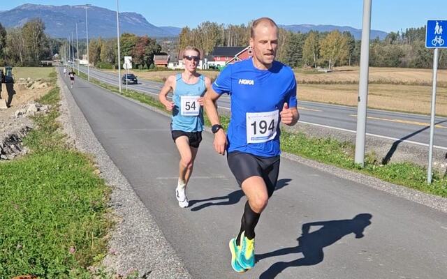 Vinneren Tobias Dahl Fenre i tet foran treeren Sondre Harstad Rinde halvveis i lørdagens løp. (Foto: Iver Fjelldalselv)