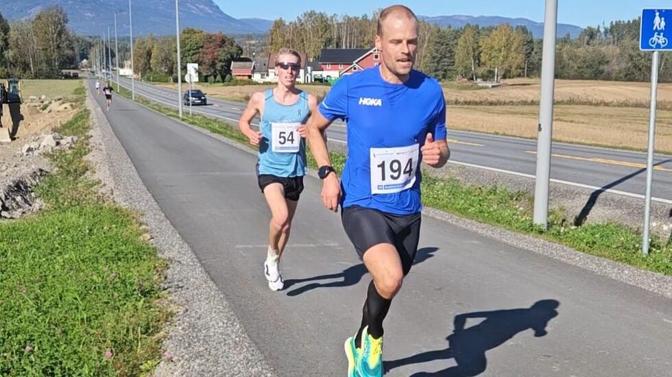 Vinneren Tobias Dahl Fenre i tet foran treeren Sondre Harstad Rinde halvveis i lørdagens løp. (Foto: Iver Fjelldalselv)