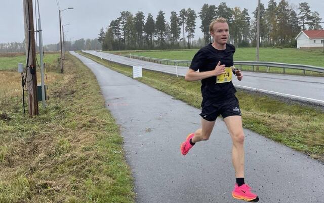 Even Bentzen Løvås løper inn til dagens første seier på Neskollen. (Foto: Arraangøren)
